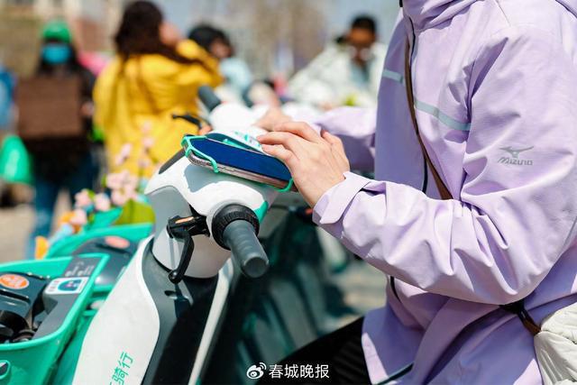 手机支架”再升级提升昆明用户骑游体验J9真人游戏第一品牌滴滴青桔电单车“(图2)
