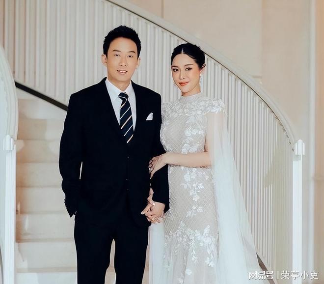 个女儿漂亮又有才华儿子是亿万富豪家庭美满J9真人游戏第一品牌他信的3个孩子：两(图2)