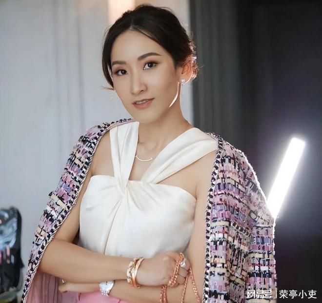 个女儿漂亮又有才华儿子是亿万富豪家庭美满J9真人游戏第一品牌他信的3个孩子：两(图7)